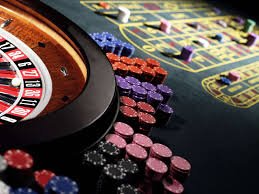 Pengguna mengelola pengaturan keamanan akun online melalui perangkat mobile
